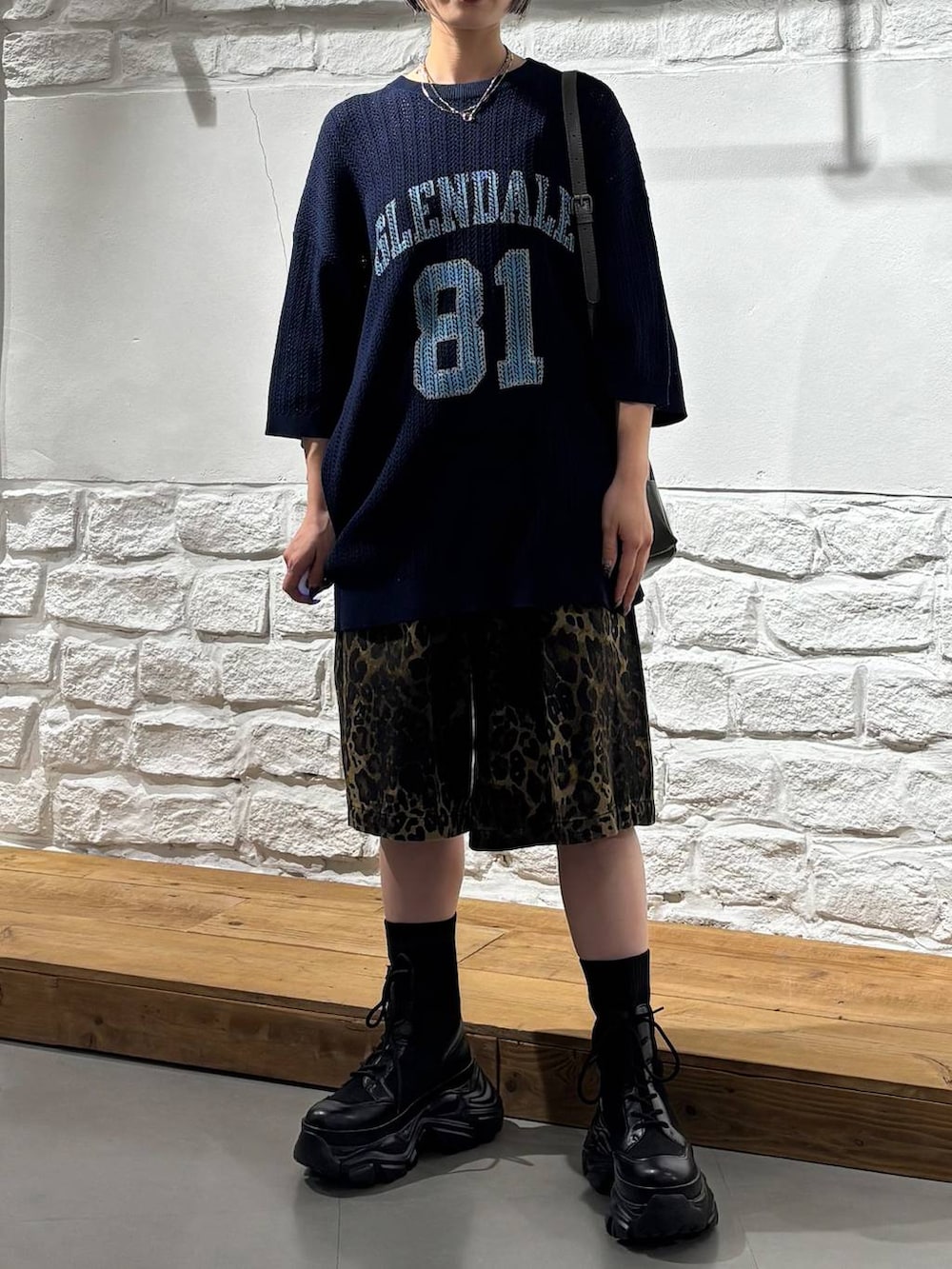 ブラック系のブーツ、その他のデニムパンツ、グレー系のショルダーバッグを着用したレディースの春コーディネートの3枚目の写真