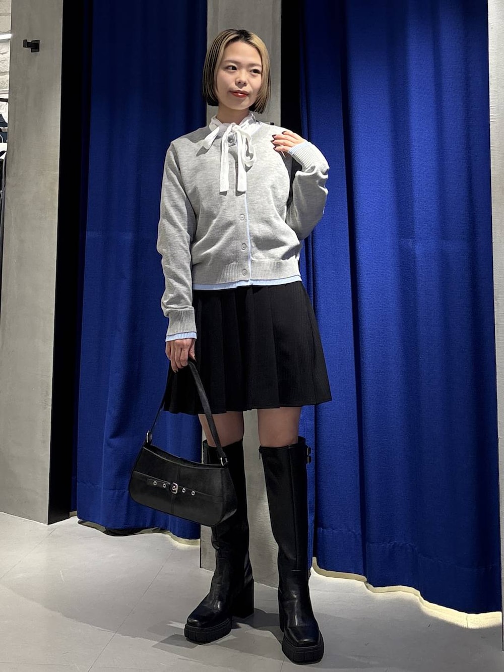 ブラック系のブーツ、ブラック系のその他パンツ、ブラック系のハンドバッグを着用したレディースの冬コーディネートの3枚目の写真