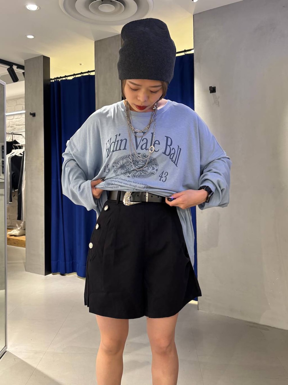 ブラック系のブーツ、ブラック系のショルダーバッグ、ブラック系のその他パンツを着用したレディースの春コーディネートの4枚目の写真