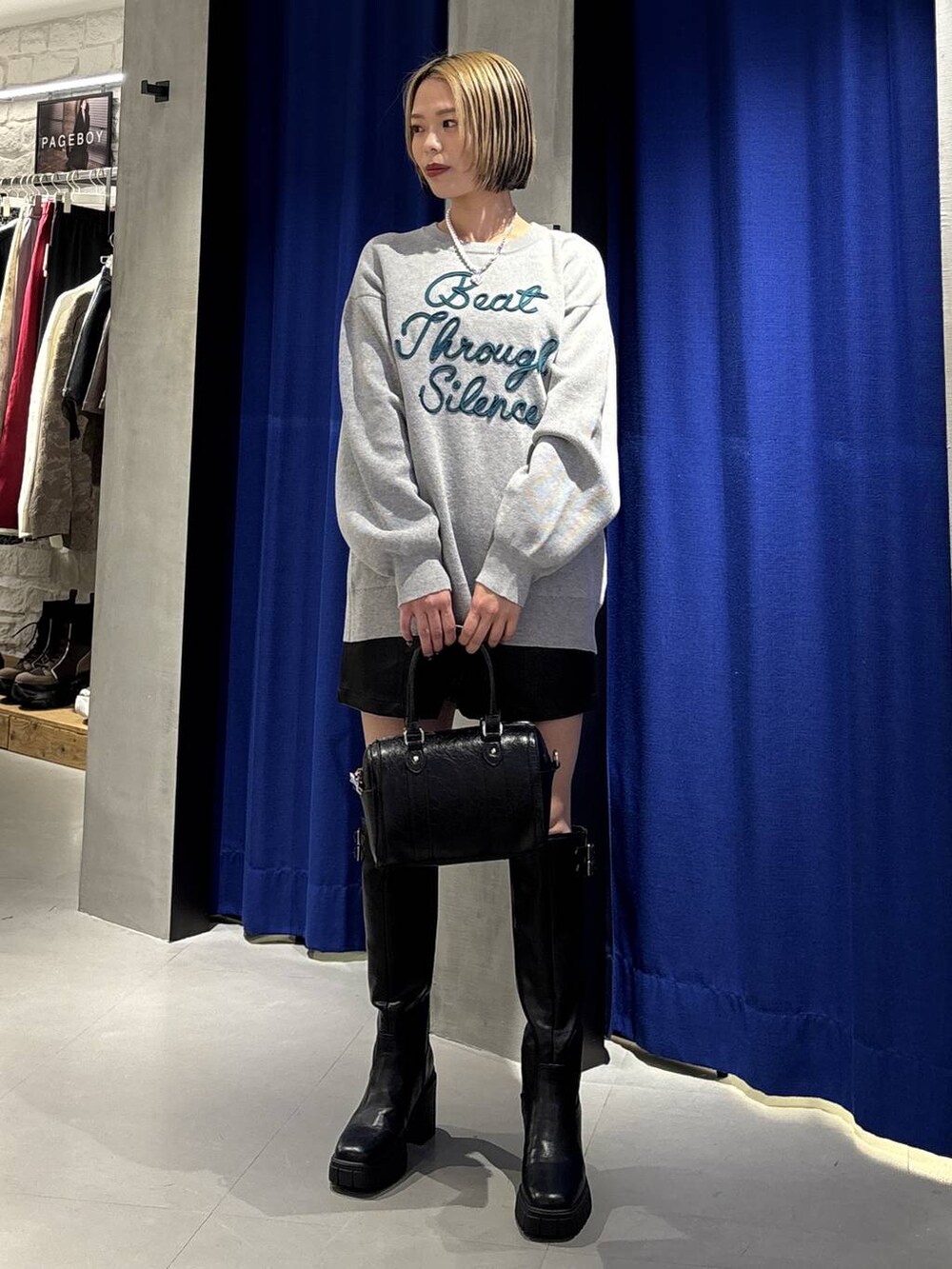 ブラック系のブーツ、ブラック系のその他パンツ、ブラック系のボストンバッグを着用したレディースの冬コーディネートの3枚目の写真