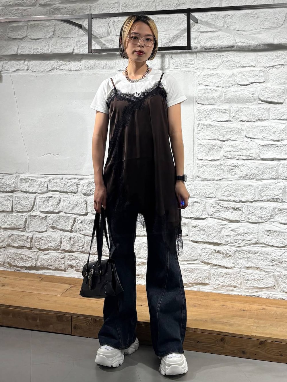 ブラウン系のチュニック、ホワイト系のTシャツ/カットソー、ホワイト系のスニーカーを着用したレディースの夏コーディネートの2枚目の写真