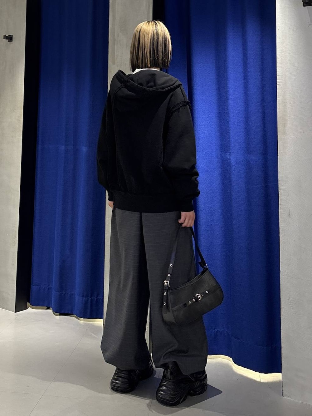 ブラック系のスニーカー、グレー系のその他パンツ、ホワイト系のシャツ/ブラウスを着用したレディースの春コーディネートの4枚目の写真