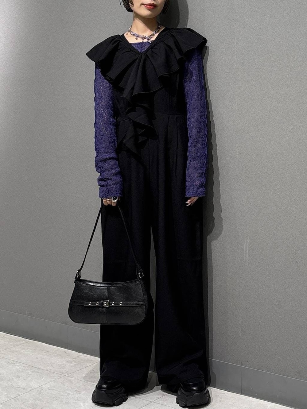 ブラック系のブーツ、ブラック系のハンドバッグ、ブルー系のTシャツ/カットソーを着用したレディースの春コーディネートの3枚目の写真