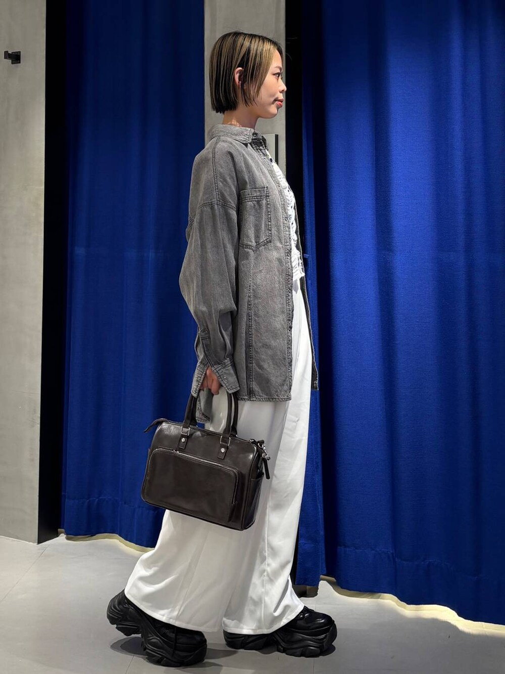 ブラック系のスニーカー、ブラック系のキャミソール、ブラック系のシャツ/ブラウスを着用したレディースの春コーディネートの4枚目の写真