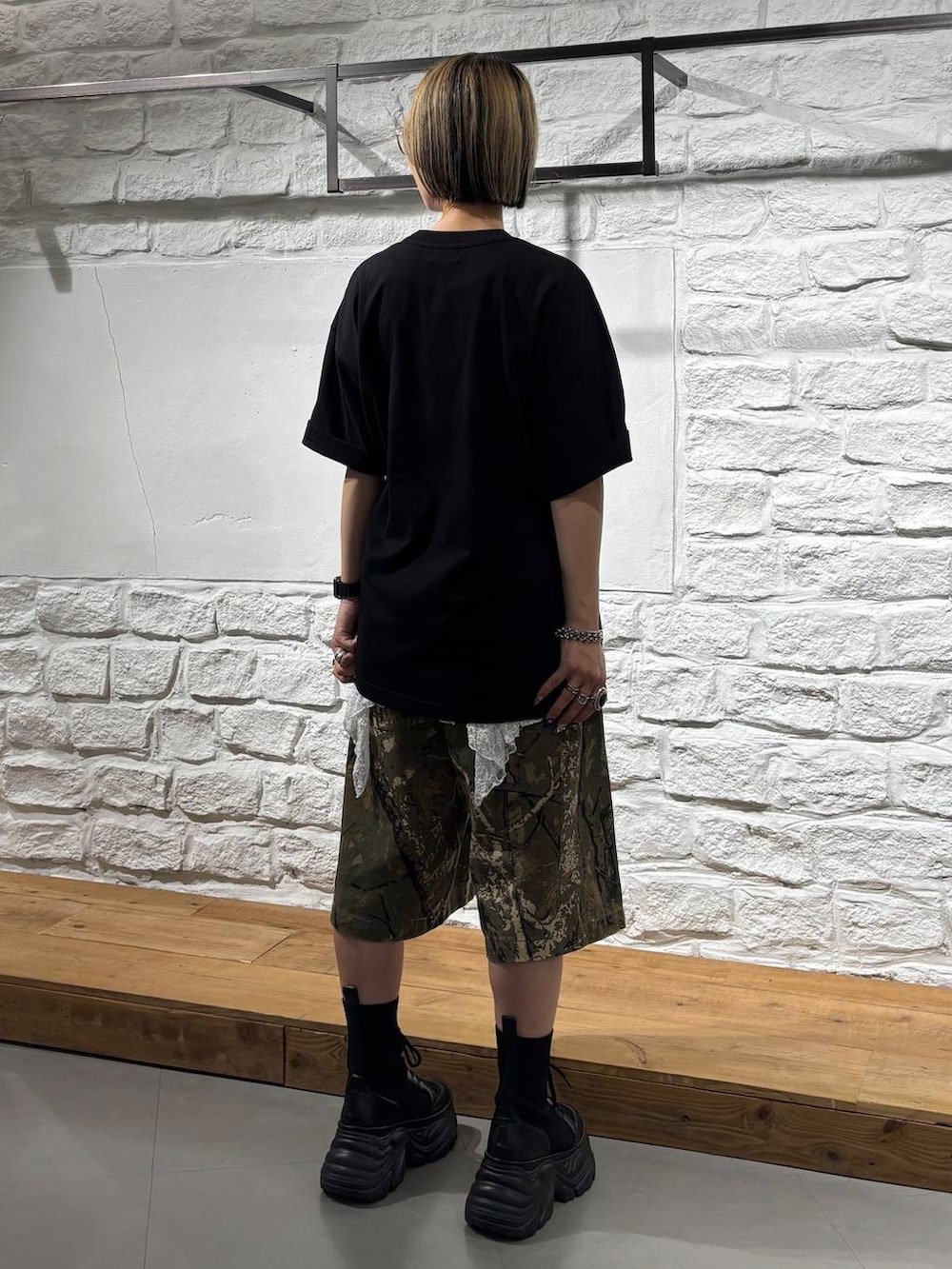 ブラック系のTシャツ/カットソー、ブラック系のブーツ、その他のデニムパンツを着用したレディースの夏コーディネートの6枚目の写真