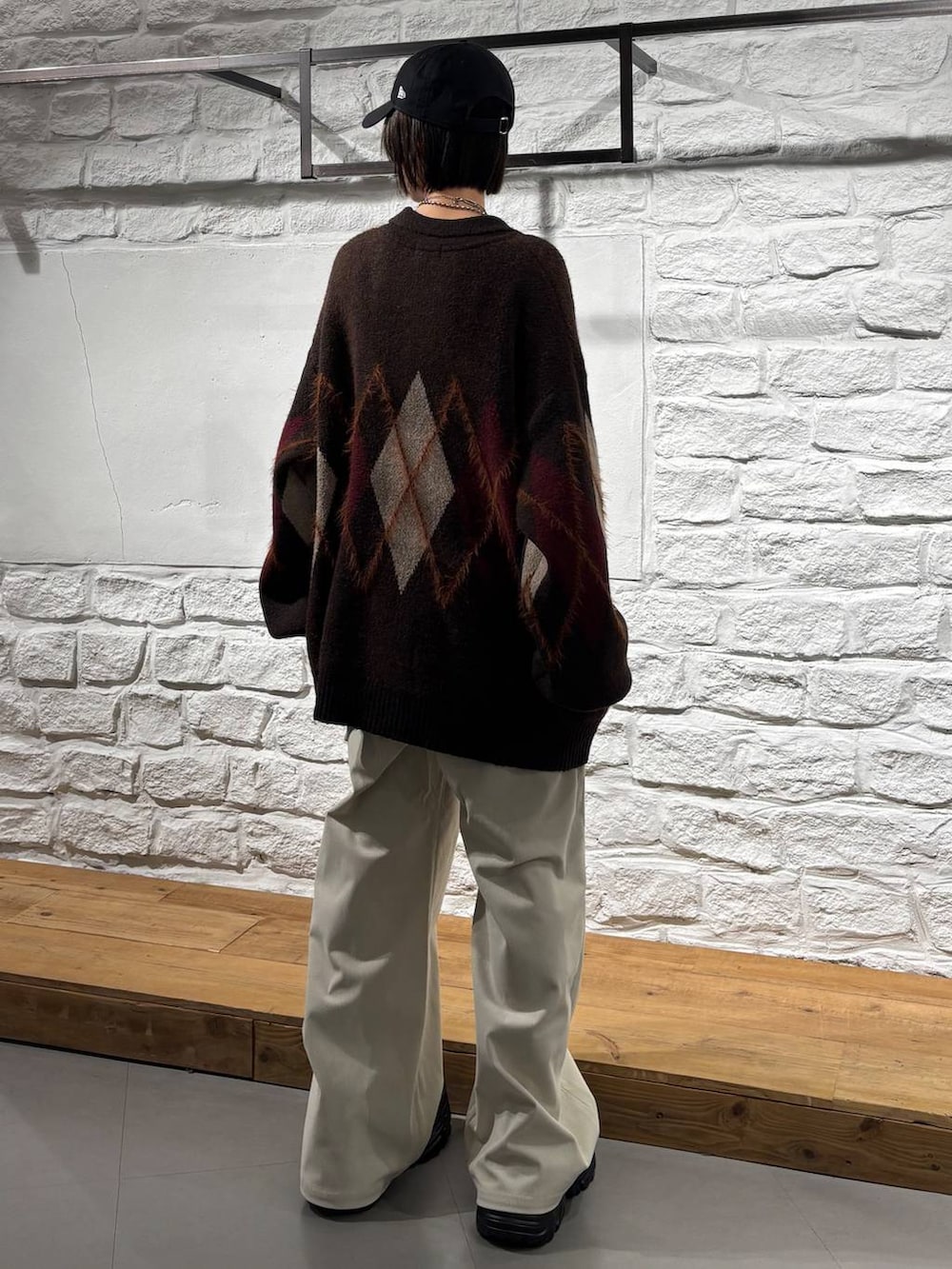 ブラック系のブーツ、ベージュ系のその他パンツ、ブラウン系のカーディガン/ボレロを着用したレディースの秋コーディネートの5枚目の写真