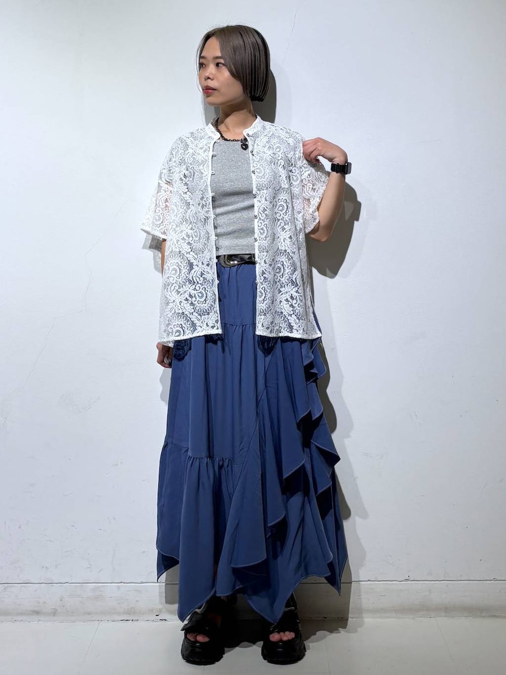ホワイト系のシャツ/ブラウス、ブルー系のスカート、グレー系のTシャツ/カットソーを着用したレディースの春コーディネートの2枚目の写真