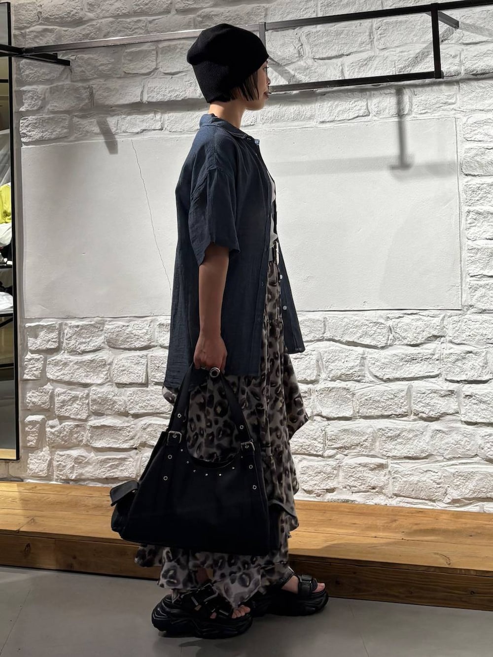 その他のスカート、ブルー系のシャツ/ブラウス、グレー系のTシャツ/カットソーを着用したレディースの春コーディネートの4枚目の写真