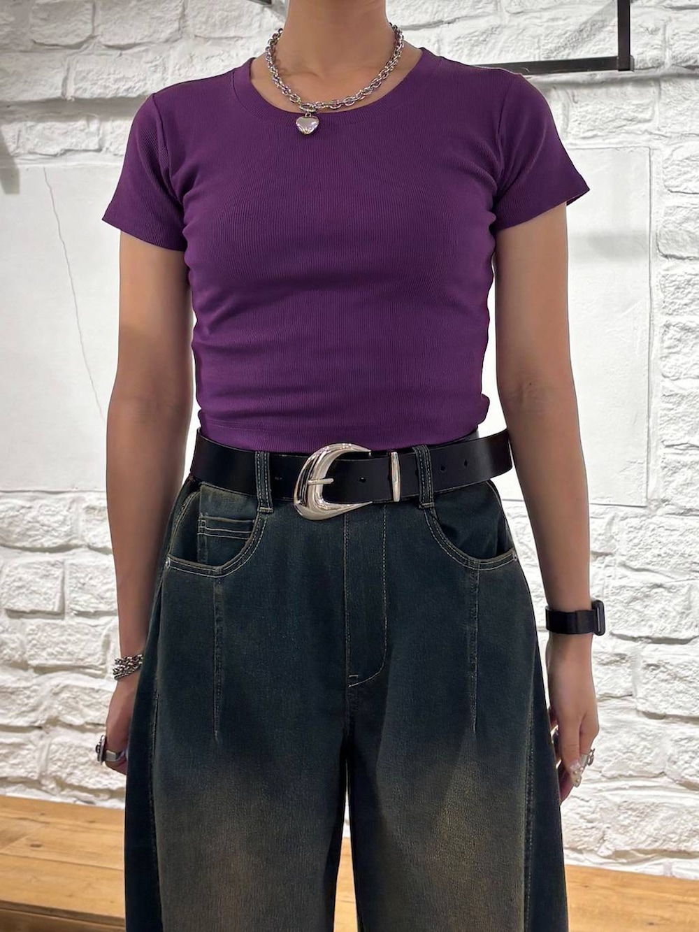 グリーン系のデニムパンツ、グレー系のサンダル、パープル系のTシャツ/カットソーを着用したレディースの夏コーディネートの4枚目の写真
