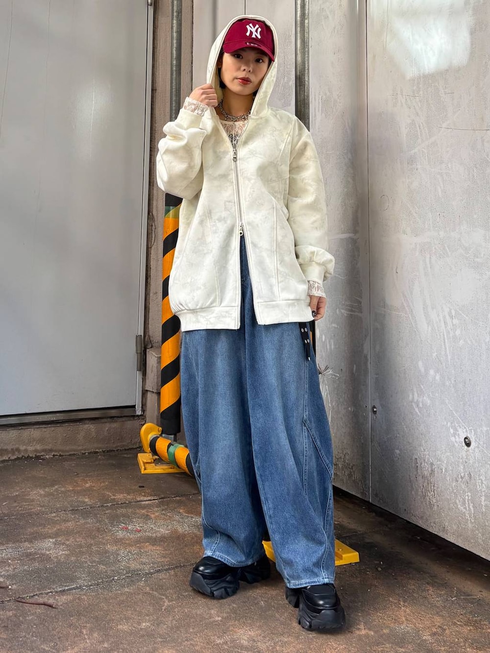 ブラック系のブーツ、ホワイト系のTシャツ/カットソー、ホワイト系のパーカーを着用したレディースの冬コーディネートの9枚目の写真