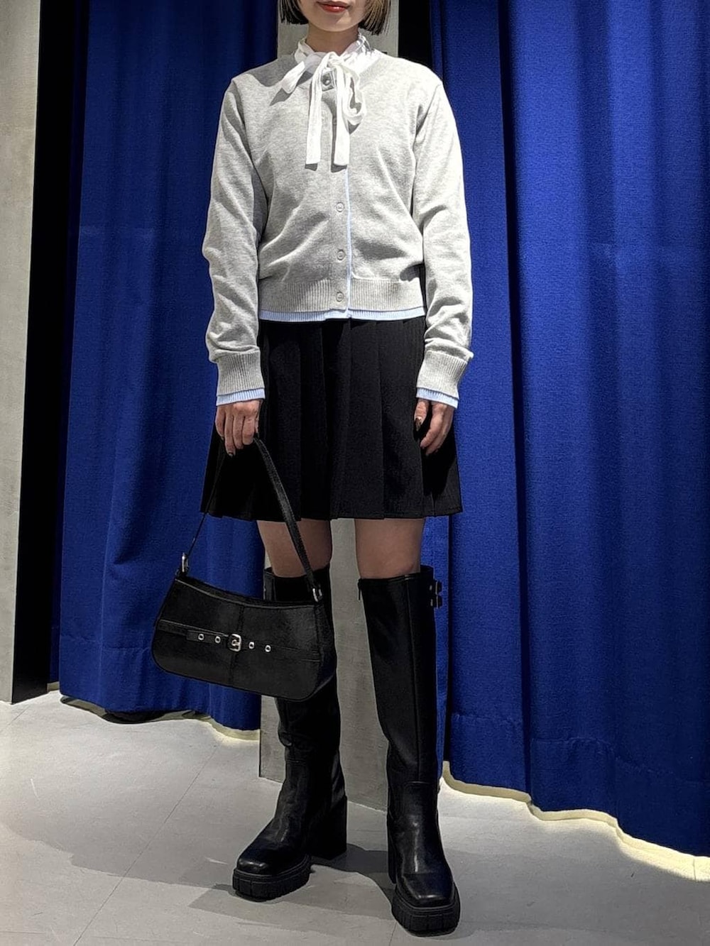 ブラック系のブーツ、ブラック系のその他パンツ、ブラック系のハンドバッグを着用したレディースの冬コーディネートの2枚目の写真