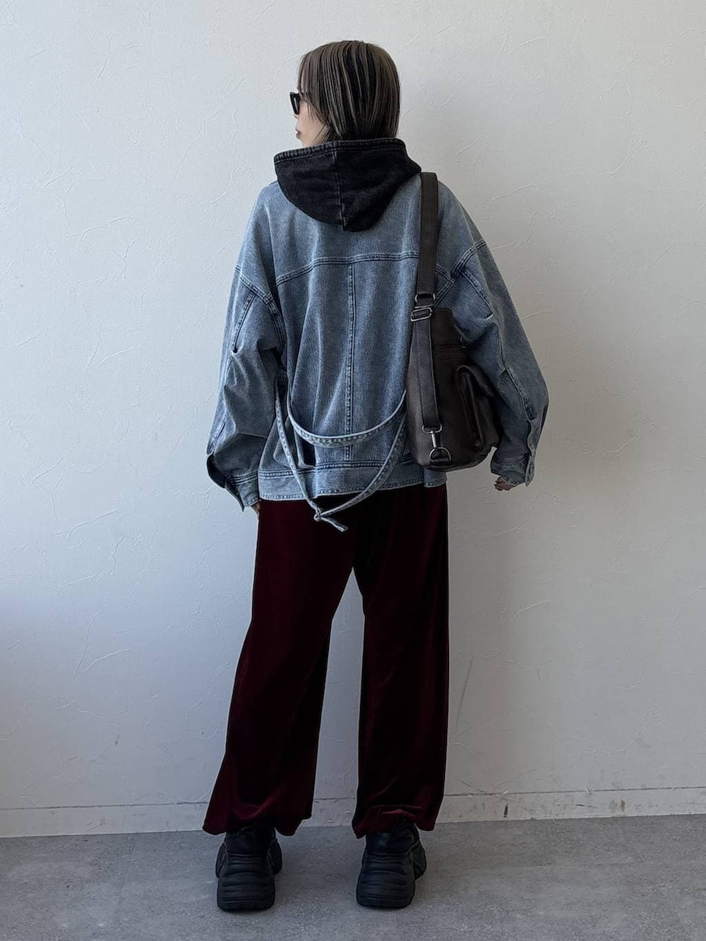 ブラック系のスニーカー、レッド系のその他パンツ、グレー系のパーカーを着用したレディースの冬コーディネートの7枚目の写真