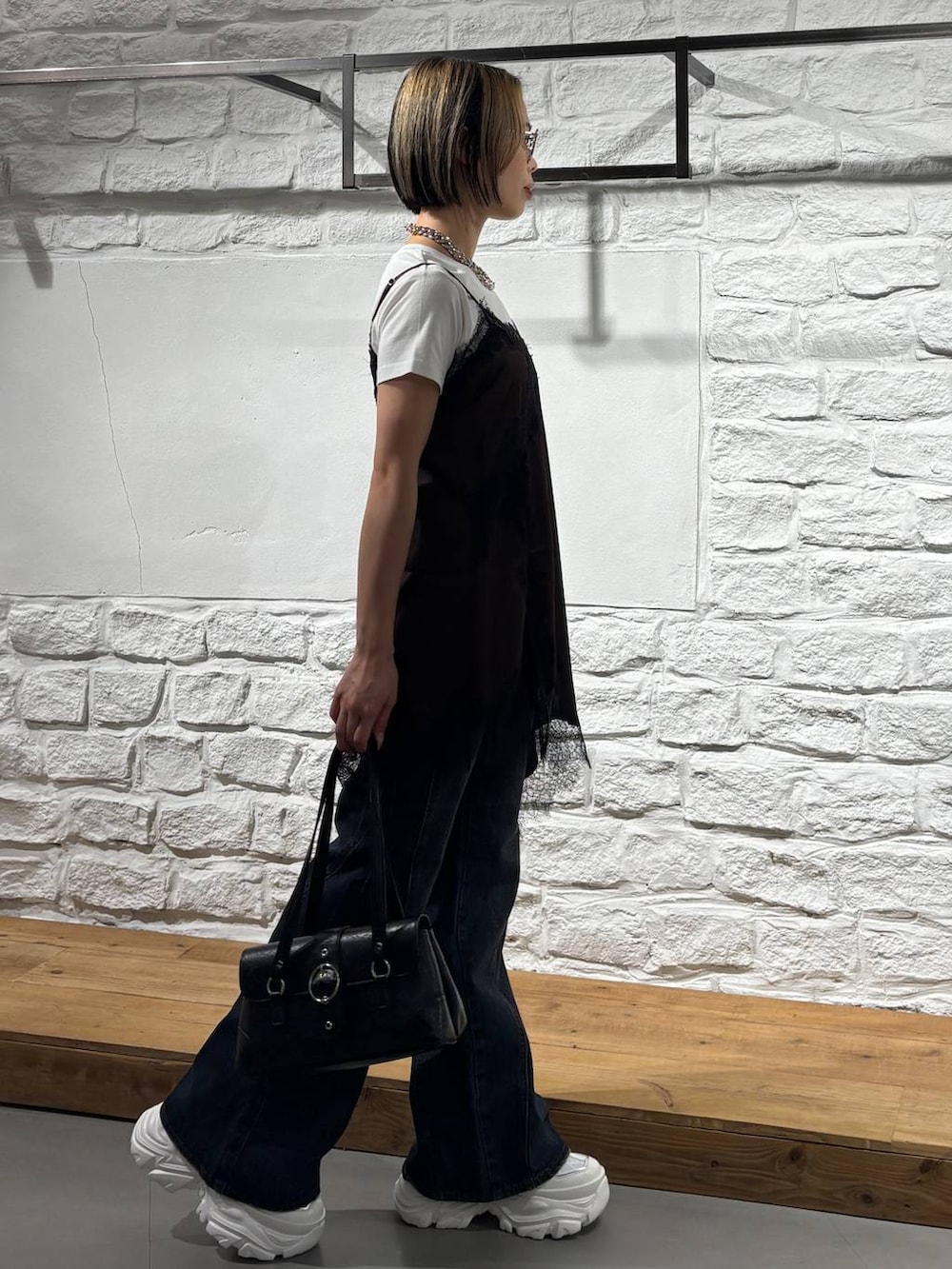 ブラウン系のチュニック、ホワイト系のTシャツ/カットソー、ホワイト系のスニーカーを着用したレディースの夏コーディネートの5枚目の写真