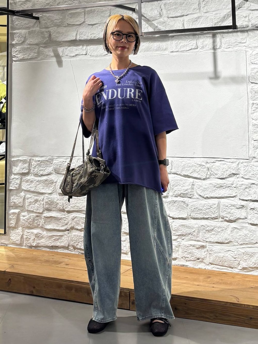ブルー系のデニムパンツ、ブラック系のパンプス、その他のトートバッグを着用したレディースの春コーディネートの2枚目の写真