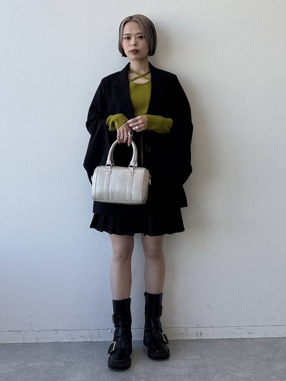 ブラック系のブーツ、ブラック系のテーラードジャケット、ブラック系のその他パンツを着用したレディースの冬コーディネートの4枚目の写真