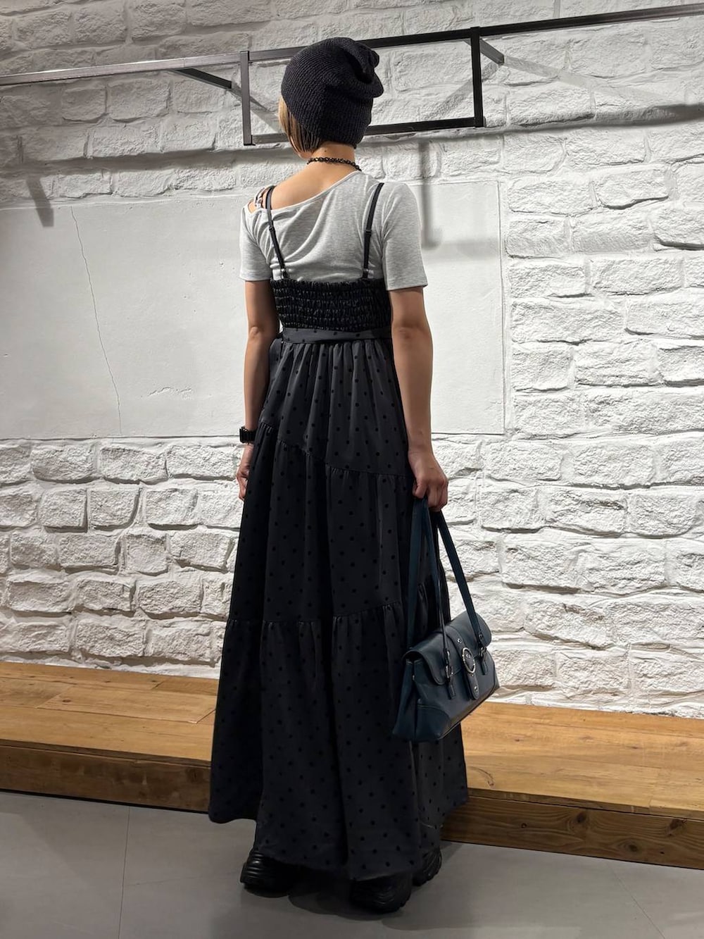 グレー系のサンダル、グレー系のTシャツ/カットソー、グレー系のワンピースを着用したレディースの夏コーディネートの5枚目の写真