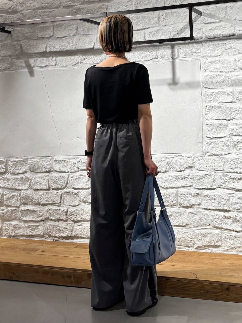ブラック系のサンダル、ブルー系のハンドバッグ、グレー系のその他パンツを着用したレディースの春コーディネートの5枚目の写真