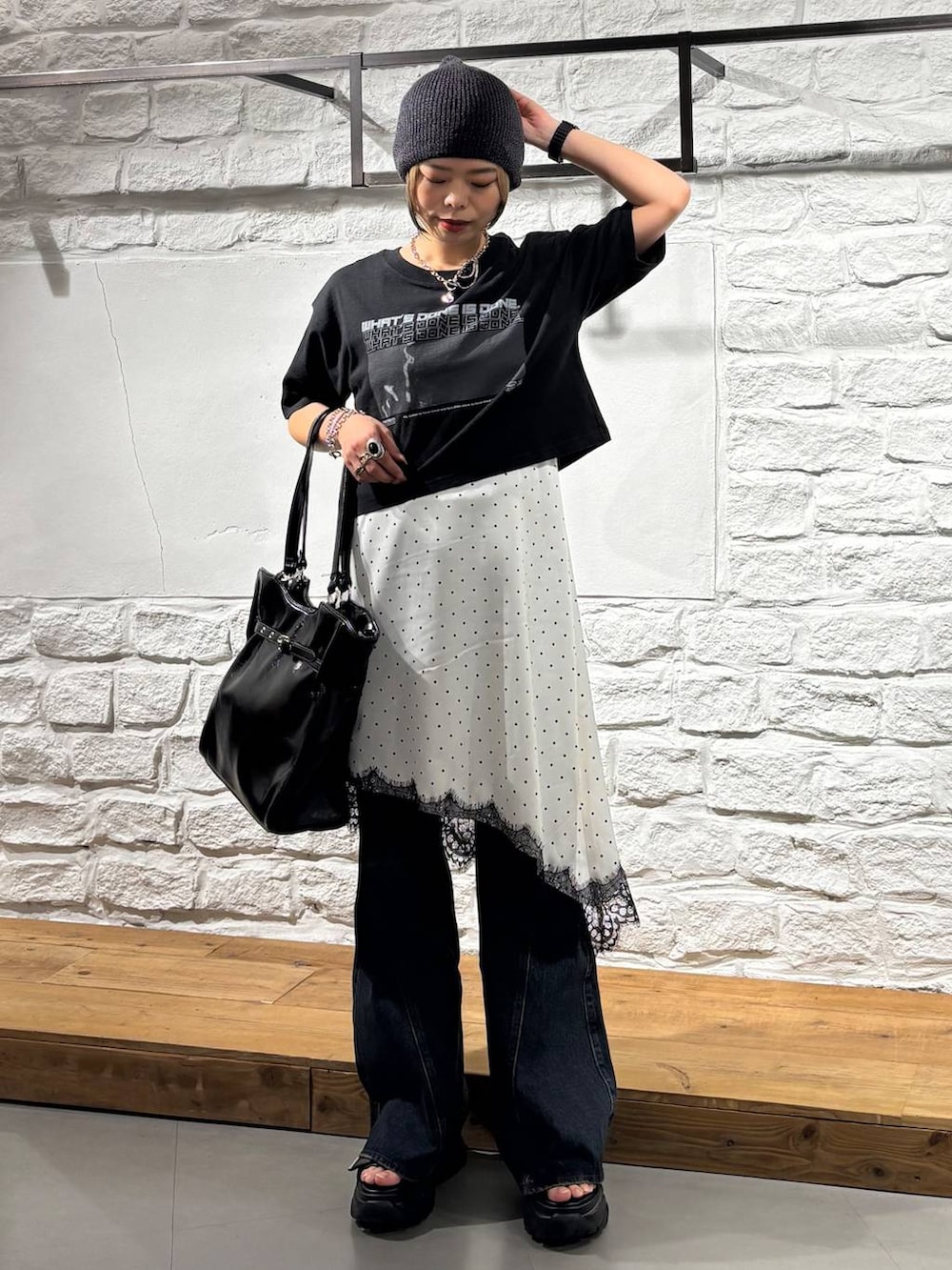 ブラック系のTシャツ/カットソー、ホワイト系のチュニック、ブルー系のデニムパンツを着用したレディースの夏コーディネートの2枚目の写真