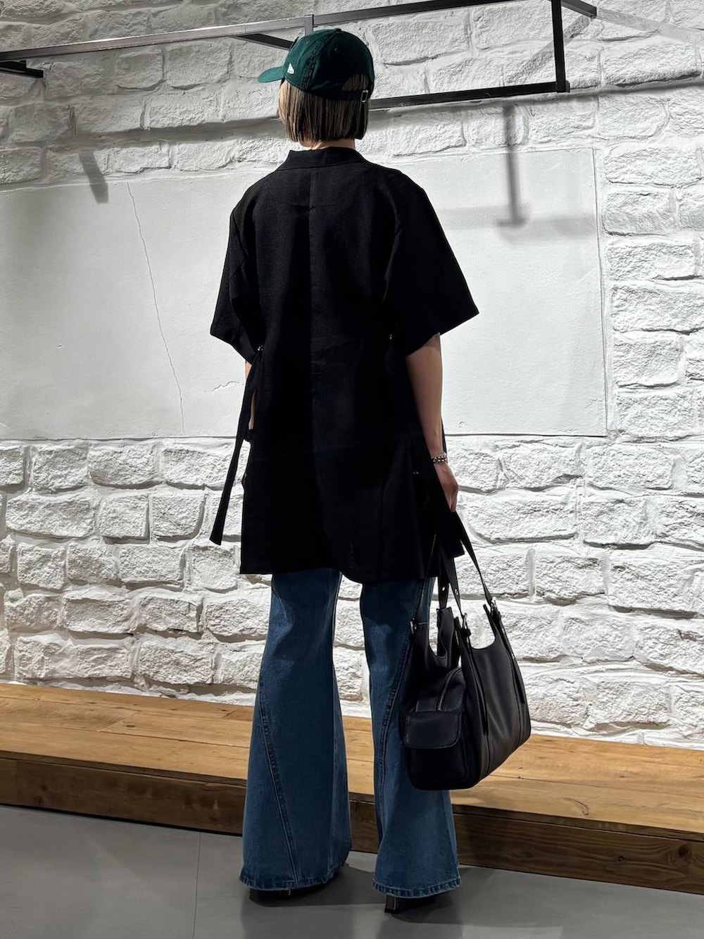 ブルー系のデニムパンツ、ブラック系のタンクトップ、その他のサンダルを着用したレディースの春コーディネートの5枚目の写真
