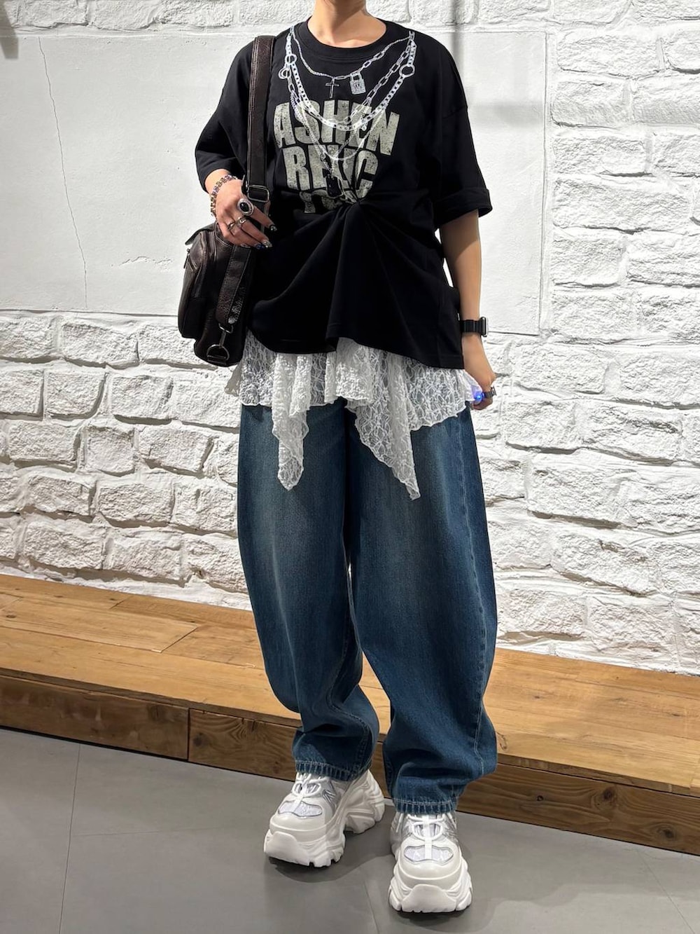 ブラック系のTシャツ/カットソー、ホワイト系のスニーカー、ブラウン系のショルダーバッグを着用したレディースの夏コーディネートの3枚目の写真