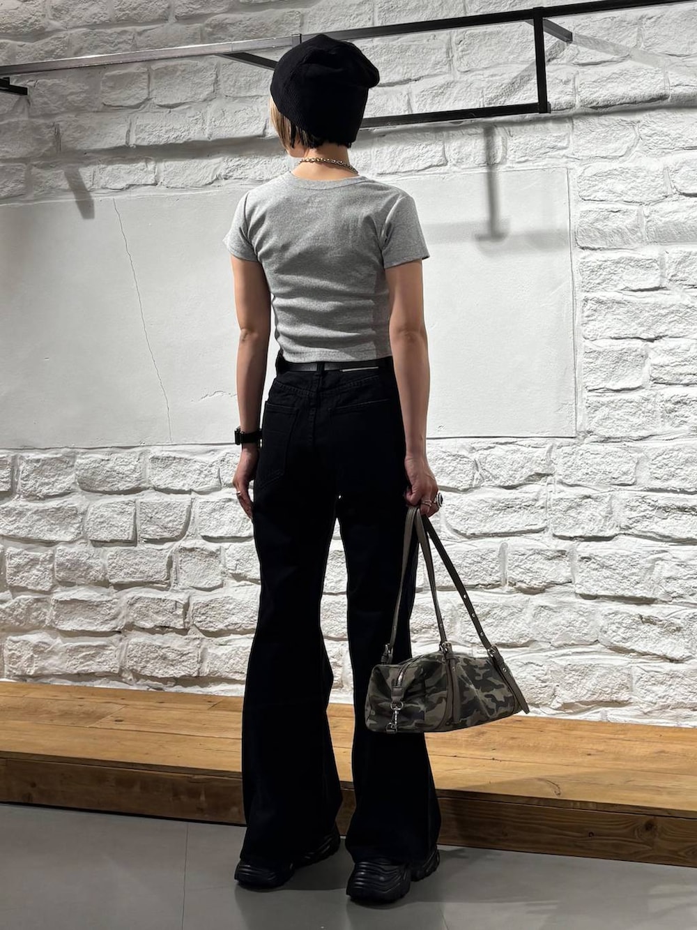 ブラック系のデニムパンツ、グレー系のTシャツ/カットソー、ブラック系のサンダルを着用したレディースの春コーディネートの5枚目の写真