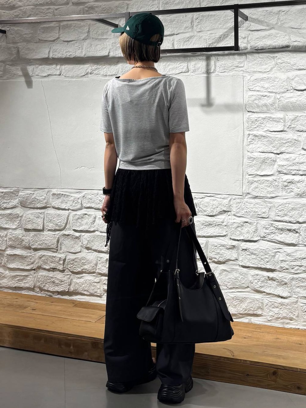 ブラック系のその他パンツ、グレー系のサンダル、ブルー系のハンドバッグを着用したレディースの春コーディネートの5枚目の写真