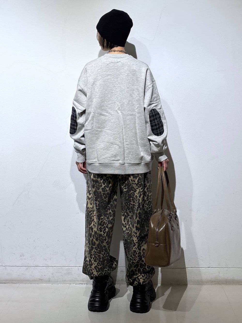 ブラック系のブーツ、ベージュ系のボストンバッグ、グレー系のスウェットを着用したレディースの冬コーディネートの5枚目の写真