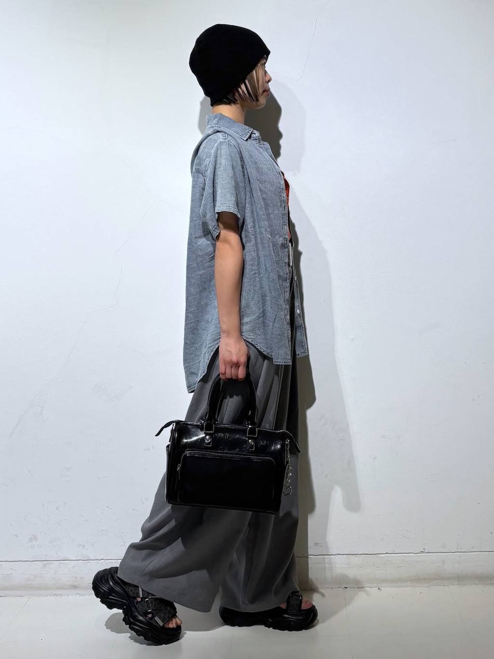 ブラック系のショルダーバッグ、グレー系のスラックス、グレー系のタンクトップを着用したレディースの春コーディネートの4枚目の写真