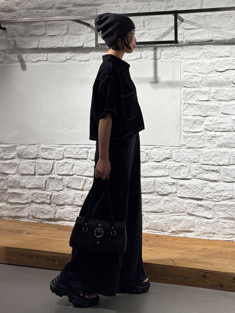 ブラック系のデニムパンツ、ブラック系のシャツ/ブラウス、ブラック系のキャミソールを着用したレディースの夏コーディネートの5枚目の写真