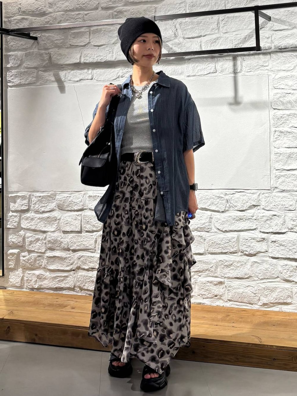 その他のスカート、ブルー系のシャツ/ブラウス、グレー系のTシャツ/カットソーを着用したレディースの春コーディネートの2枚目の写真