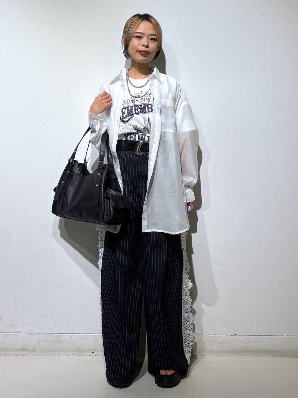 ブラック系のサンダル、ホワイト系のシャツ/ブラウス、ホワイト系のTシャツ/カットソーを着用したレディースの夏コーディネートの2枚目の写真