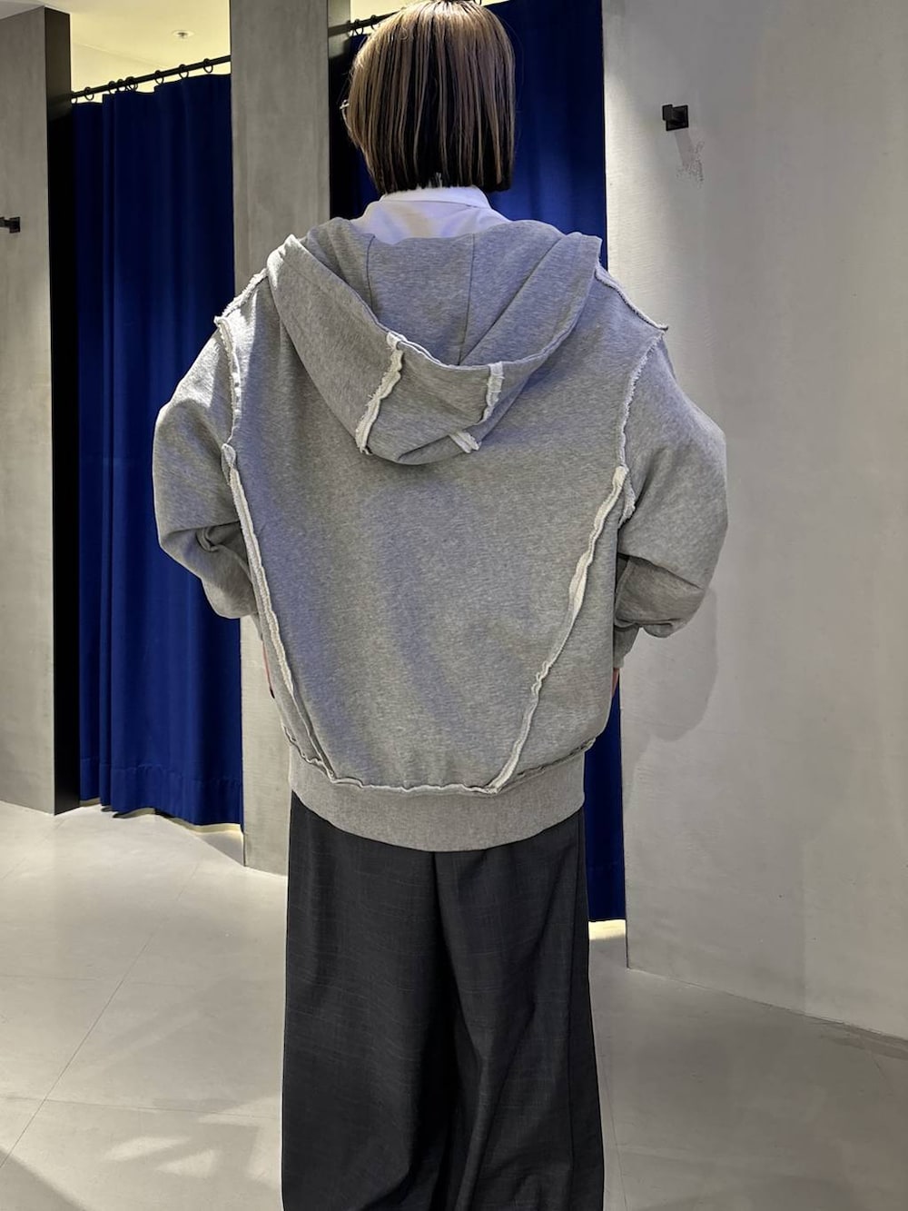 ブラック系のスニーカー、ブラック系のハンドバッグ、グレー系のその他パンツを着用したレディースの冬コーディネートの6枚目の写真