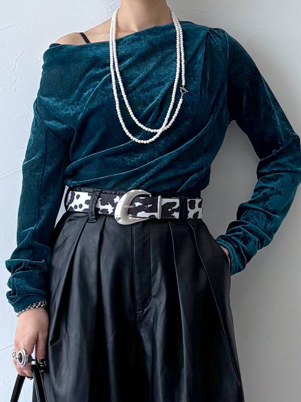 ブラック系のスニーカー、ブラック系のスラックス、ブルー系のTシャツ/カットソーを着用したレディースの秋コーディネートの4枚目の写真