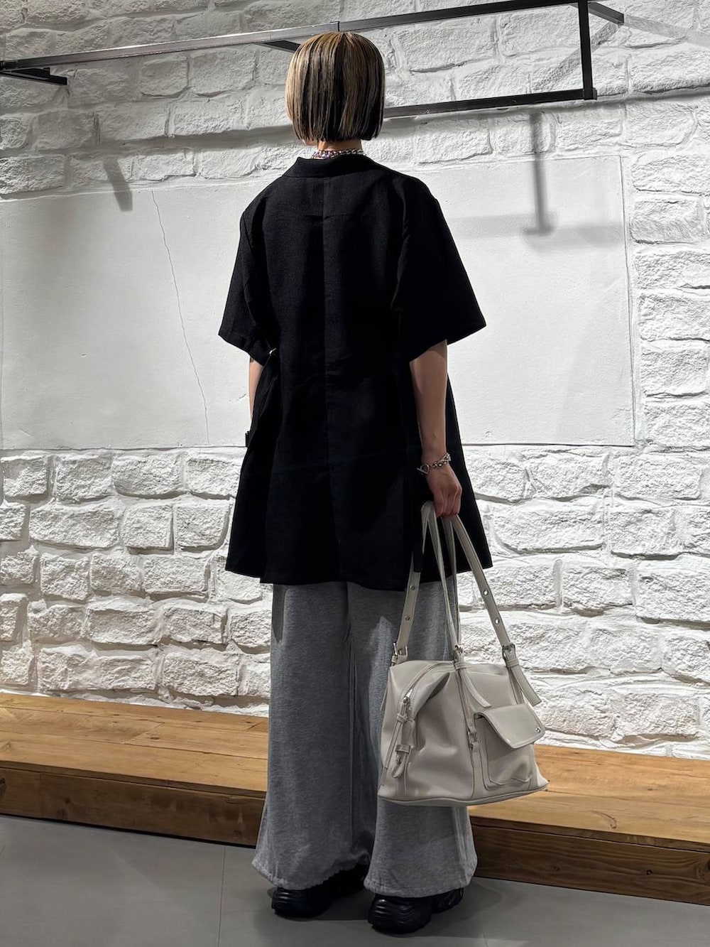 ブラック系のタンクトップ、グレー系のスウェットパンツ、ブラック系のサンダルを着用したレディースの春コーディネートの5枚目の写真