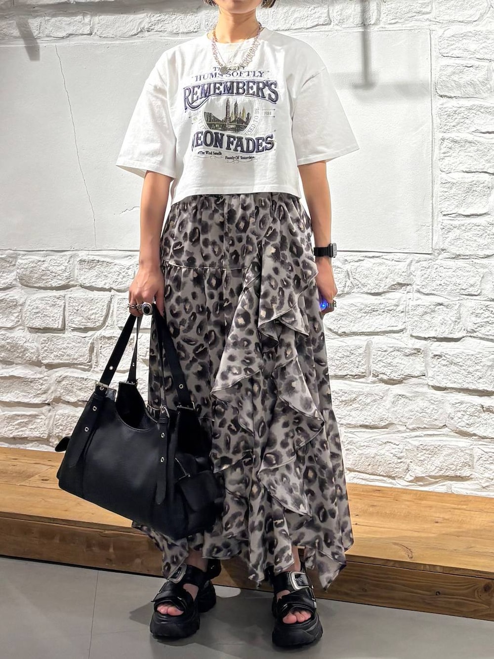 その他のスカート、ブラック系のサンダル、ホワイト系のTシャツ/カットソーを着用したレディースの春コーディネートの3枚目の写真