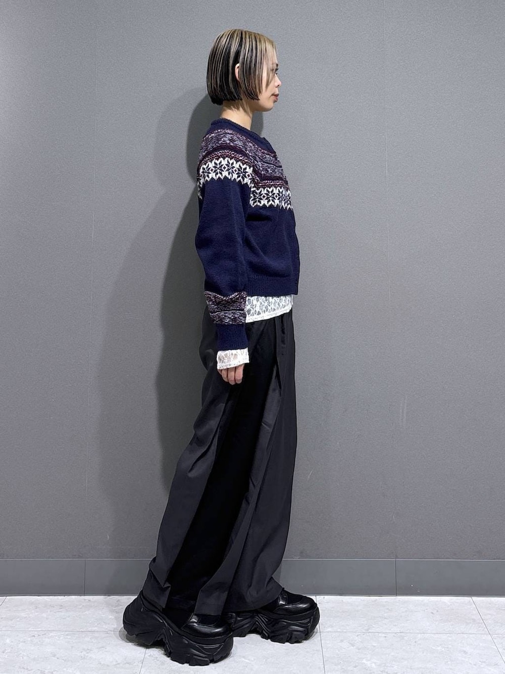 ブラック系のブーツ、ホワイト系のTシャツ/カットソー、ブルー系のカーディガン/ボレロを着用したレディースの冬コーディネートの3枚目の写真