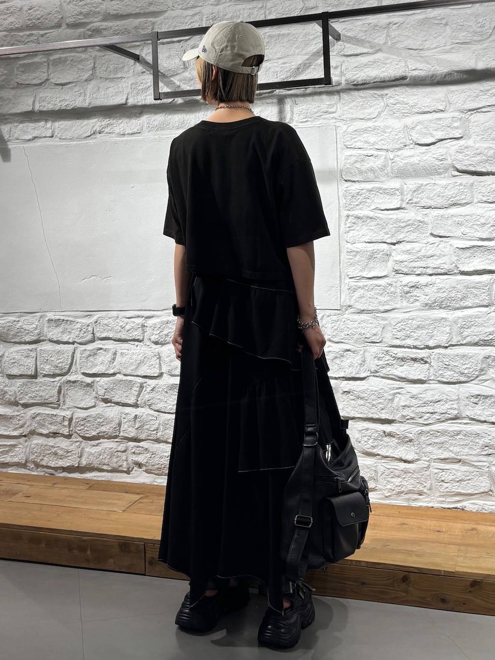 ブラック系のスカート、グレー系のTシャツ/カットソー、ブラック系のショルダーバッグを着用したレディースの夏コーディネートの6枚目の写真
