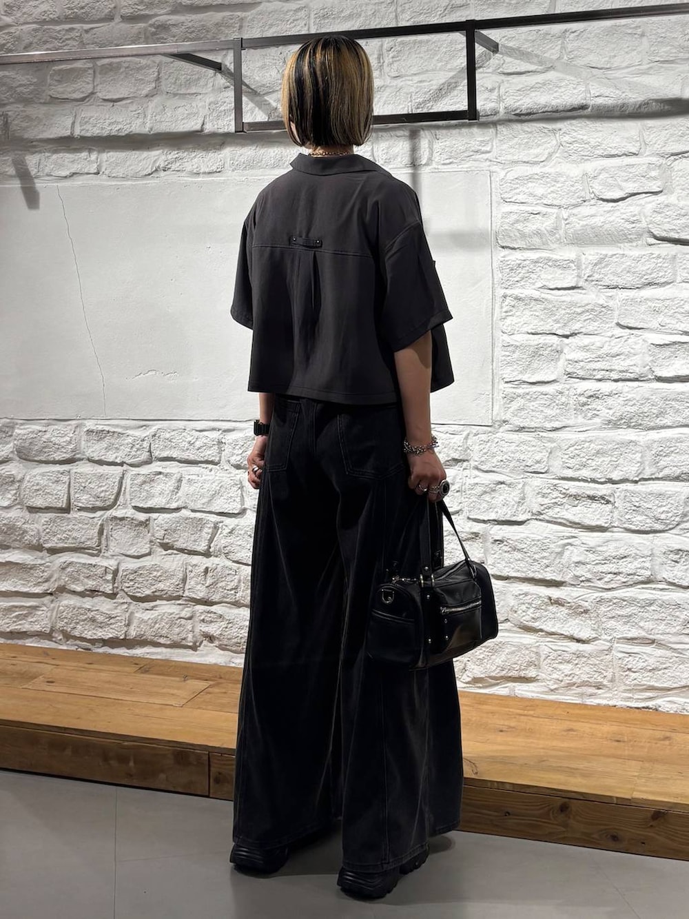 ブラック系のショルダーバッグ、グレー系のシャツ/ブラウス、ブルー系のタンクトップを着用したレディースの夏コーディネートの6枚目の写真