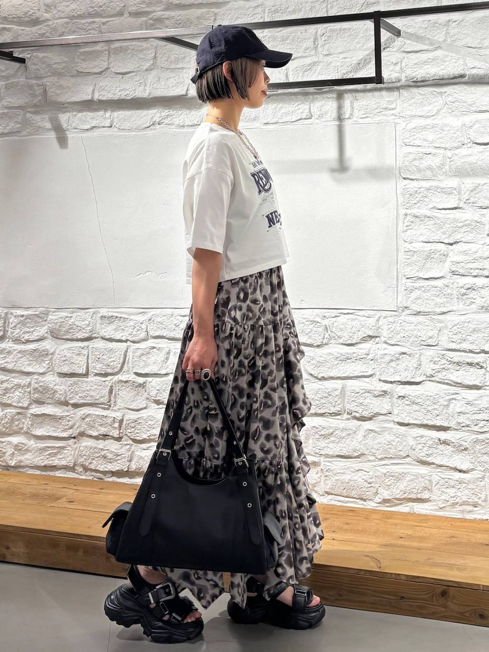 その他のスカート、ブラック系のサンダル、ホワイト系のTシャツ/カットソーを着用したレディースの春コーディネートの4枚目の写真