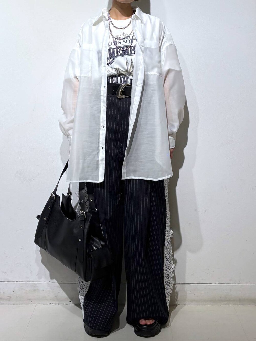 ブラック系のサンダル、ホワイト系のシャツ/ブラウス、ホワイト系のTシャツ/カットソーを着用したレディースの夏コーディネートの3枚目の写真