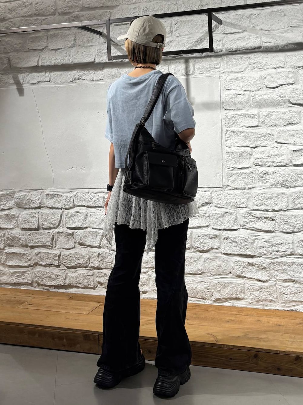 ブルー系のTシャツ/カットソー、ブラック系のデニムパンツ、ブラック系のショルダーバッグを着用したレディースの夏コーディネートの6枚目の写真