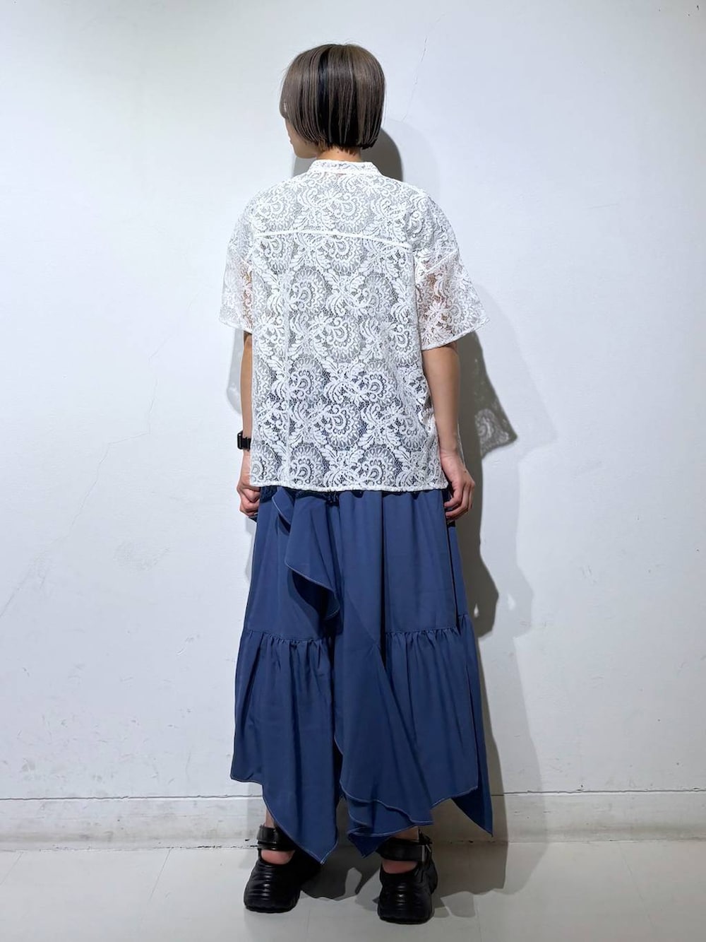 ホワイト系のシャツ/ブラウス、ブルー系のスカート、グレー系のTシャツ/カットソーを着用したレディースの春コーディネートの5枚目の写真