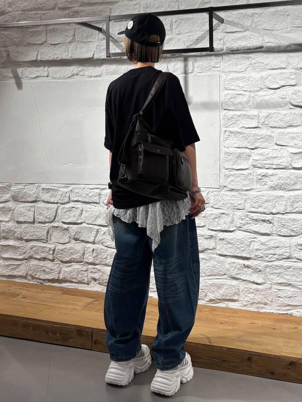 ブラック系のTシャツ/カットソー、ホワイト系のスニーカー、ブラウン系のショルダーバッグを着用したレディースの夏コーディネートの6枚目の写真