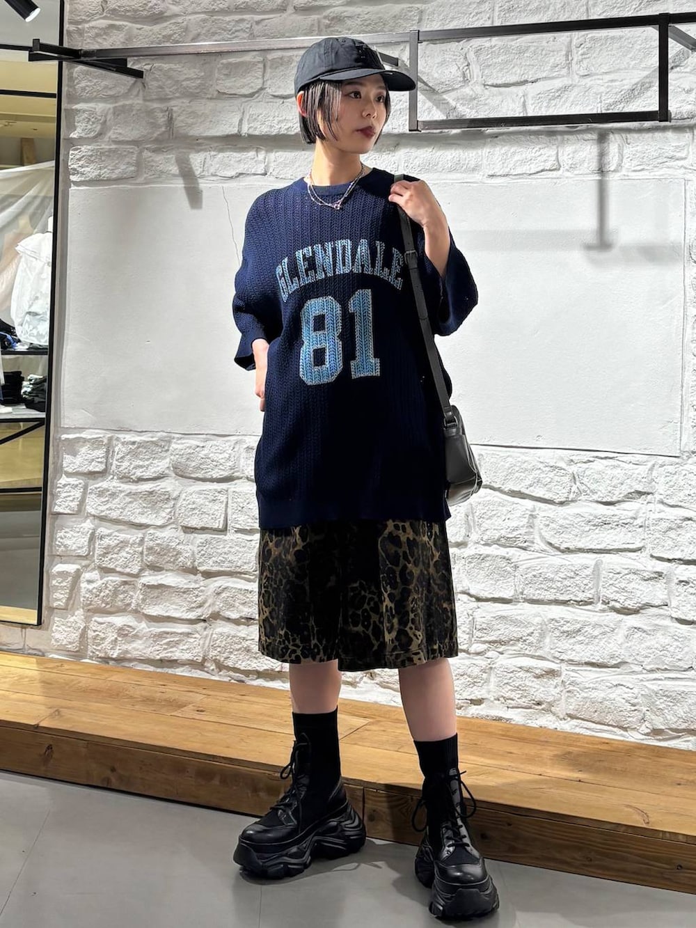 ブラック系のブーツ、その他のデニムパンツ、グレー系のショルダーバッグを着用したレディースの春コーディネートの2枚目の写真