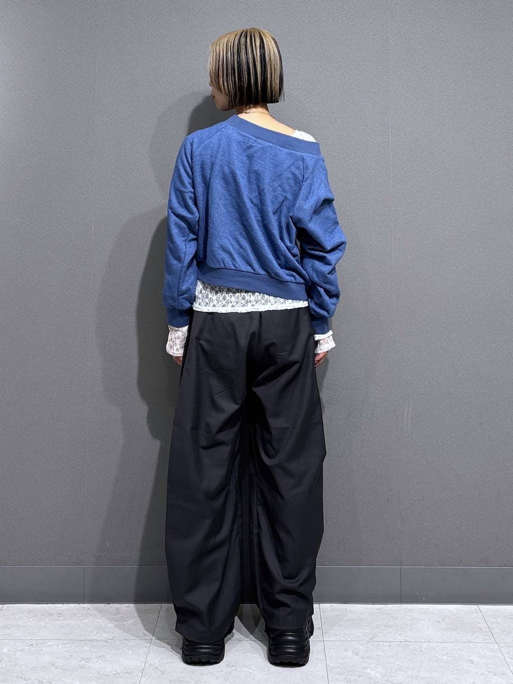 ブラック系のブーツ、ホワイト系のTシャツ/カットソー、ブルー系のスウェットを着用したレディースの冬コーディネートの4枚目の写真