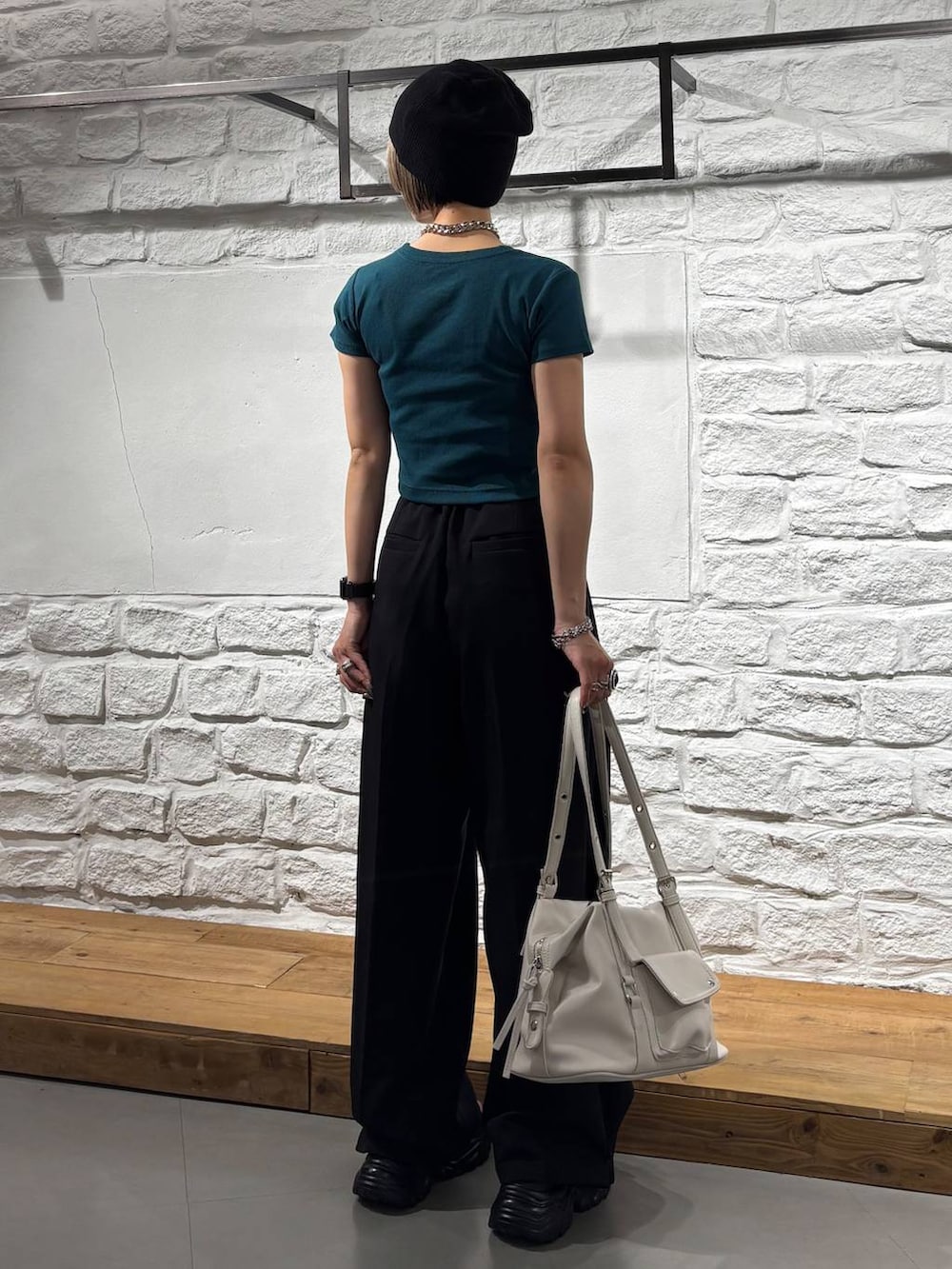 グレー系のサンダル、ホワイト系のボストンバッグ、グリーン系のTシャツ/カットソーを着用したレディースの夏コーディネートの5枚目の写真