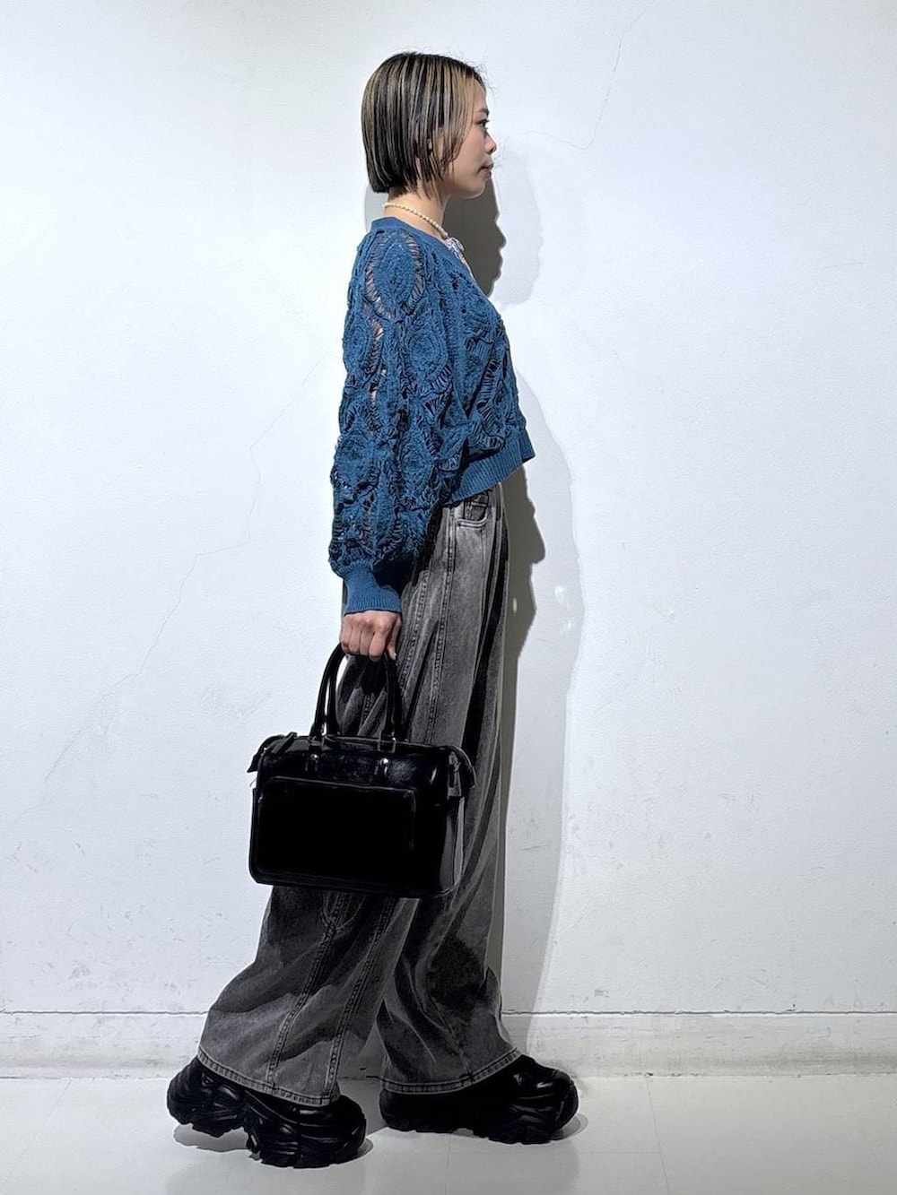 ブラック系のスニーカー、ブラック系のキャミソール、ブルー系のカーディガン/ボレロを着用したレディースの春コーディネートの4枚目の写真