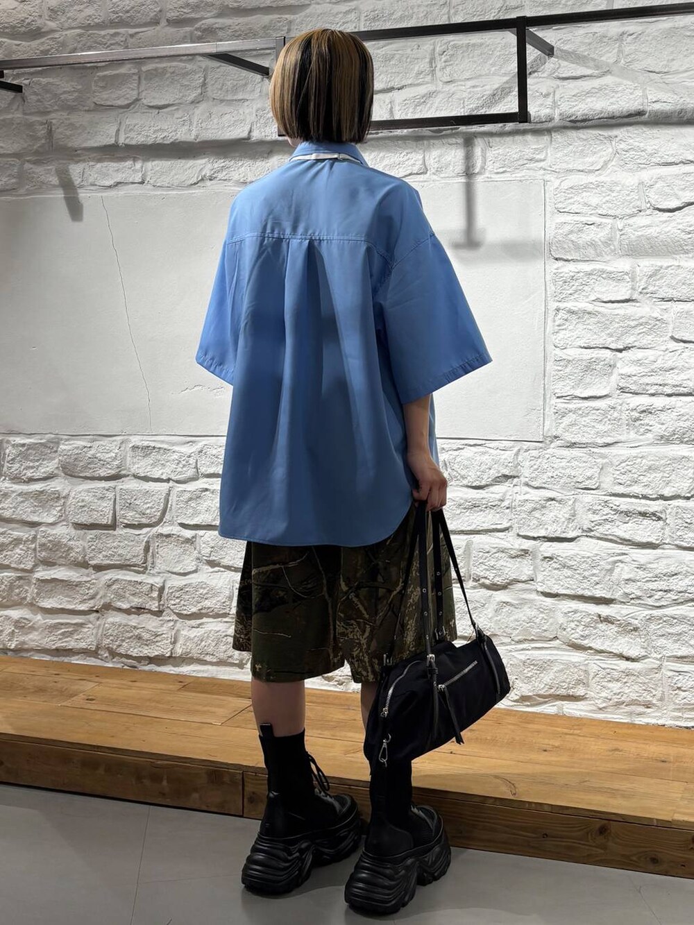 ブラック系のブーツ、その他のデニムパンツ、ブラック系のトートバッグを着用したレディースの春コーディネートの5枚目の写真