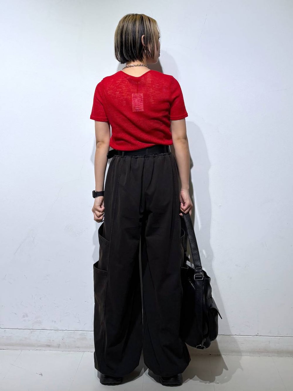 ブラック系のショルダーバッグ、ブラック系のサンダル、レッド系のTシャツ/カットソーを着用したレディースの春コーディネートの5枚目の写真