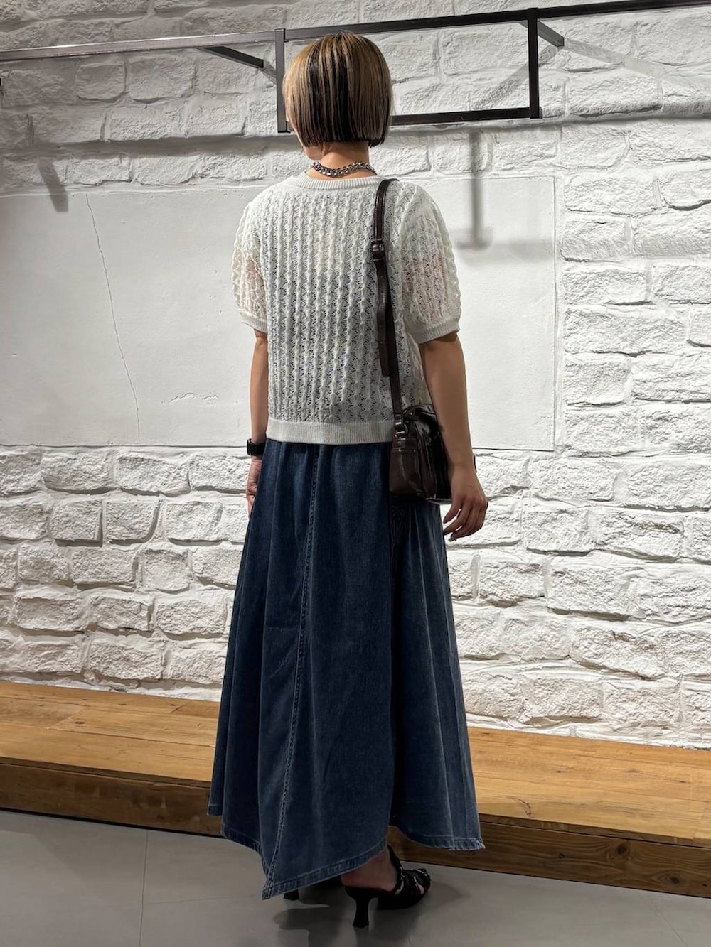 ブルー系のワンピース、ブラウン系のショルダーバッグ、ブラック系のサンダルを着用したレディースの夏コーディネートの5枚目の写真